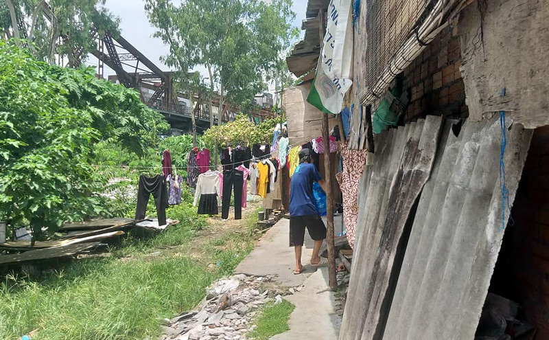 xom ngheo ha noi phu chan len mai nha lam uot giuong de tranh nong