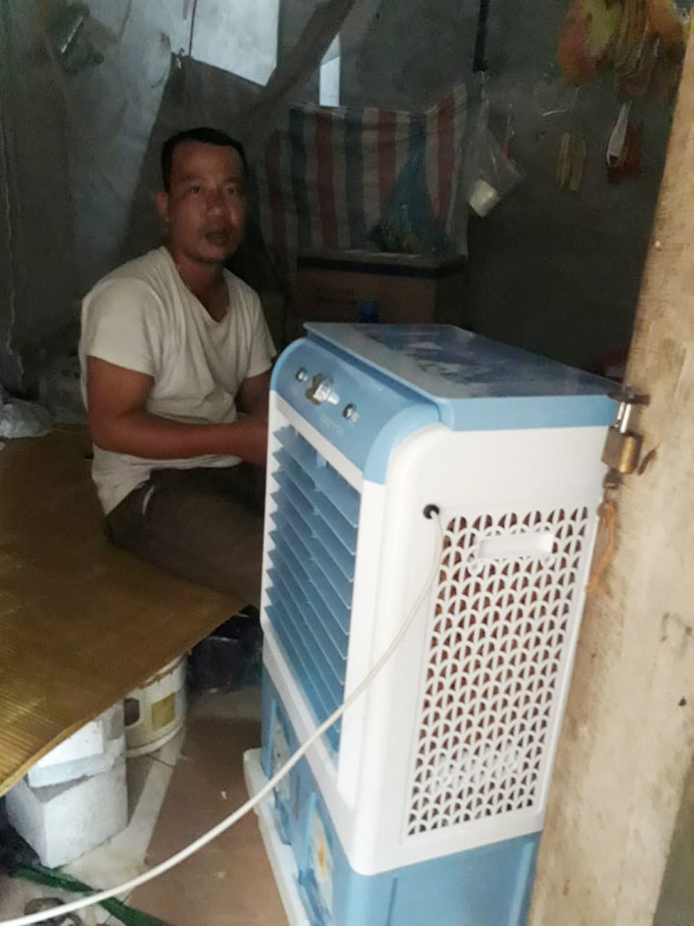xom ngheo ha noi phu chan len mai nha lam uot giuong de tranh nong