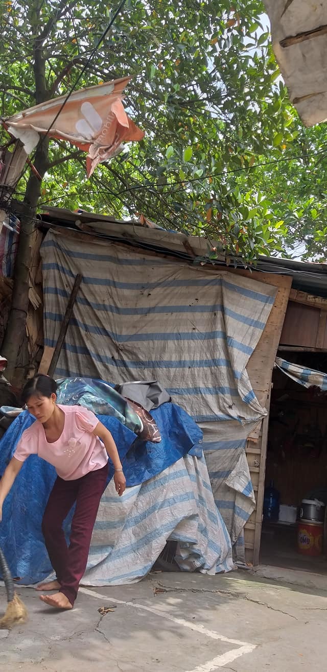 xom ngheo ha noi phu chan len mai nha lam uot giuong de tranh nong