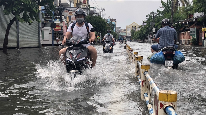 Mưa lớn bao trùm cả nước, nguy cơ lũ quét, sạt lở đất và ngập úng nhiều nơi - 1