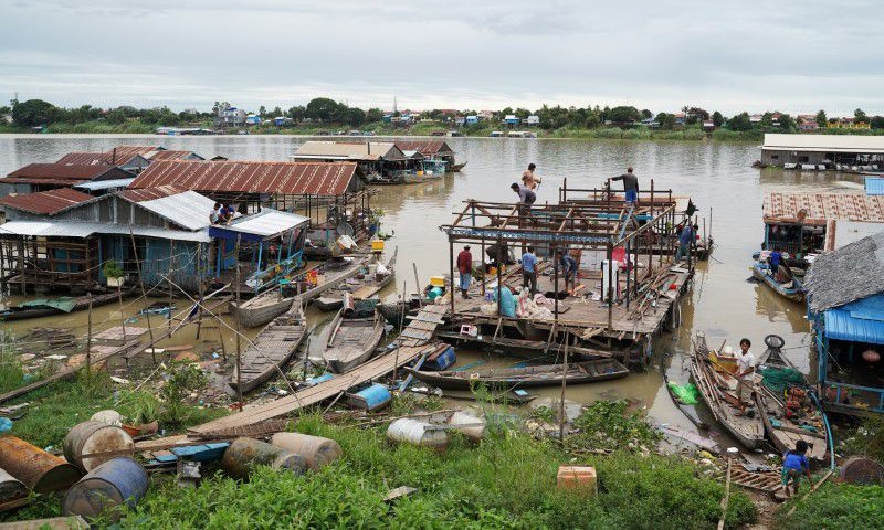 Campuchia bắt đầu tháo dỡ nhà nổi bên Biển Hồ