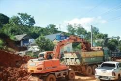 Nhiều tuyến đường sạt lở, nhà cửa bị lũ cuốn trôi