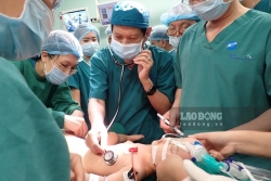 Thủ tướng chúc mừng cuộc phẫu thuật 2 bé song sinh thành công
