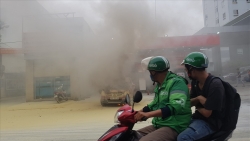 Ô tô bốc cháy cạnh cây xăng ở Hà Nội