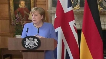 Bà Merkel chỉ trích Anh "thả cửa" cho fan EURO 2020