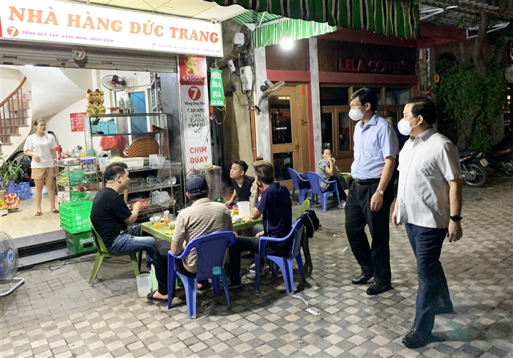 Nhà hàng ở Hà Nội bên ngoài đóng cửa, lén lút phục vụ khách bên trong  - 2