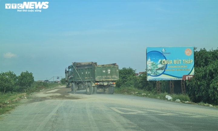 Lợi dụng dịch COVID-19, binh đoàn xe quá tải cày nát đê sông Đuống mùa mưa bão - 3