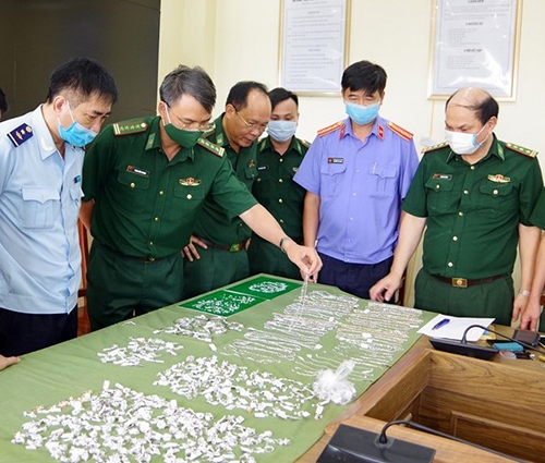 Thuỷ thủ tàu viễn dương vận chuyển kim cương lậu trị giá 15 tỷ đồng