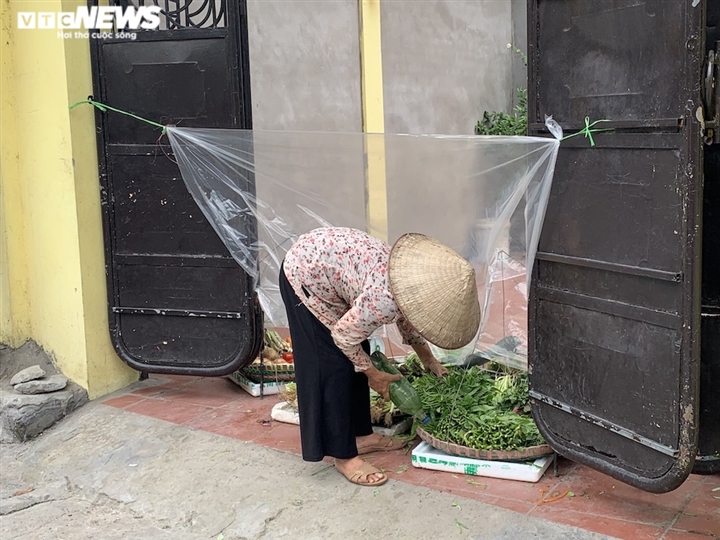 Cảnh mua bán khác lạ chưa từng có ở chợ Hà Nội - 9