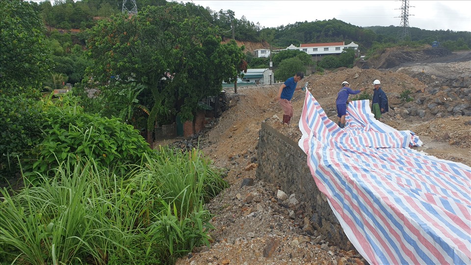Khoảng 30m kè đá hộc của dự án Khu đô thị Bãi Muối đổ sập vào khu dân cư ngày 2.8.2020. Ảnh: Nguyễn Hùng