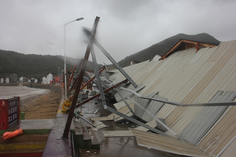 Một căn nhà tạm bị đổ khi bão Hagupit đổ bộ tỉnh Chiết Giang vào ngày 4.8. Ảnh: China Daily