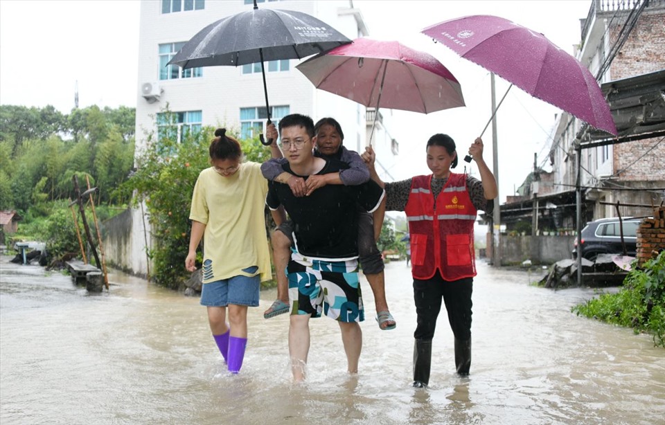 Quan chức làng giúp cư dân địa phương tái định cư tại Thái Châu, tỉnh Chiết Giang vào ngày 4.8. Ảnh: China Daily