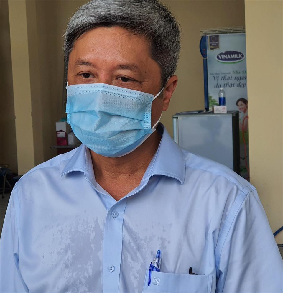 Thứ trưởng Bộ Y tế Nguyễn Trường Sơn cùng nhiều nhân viên y tế xin ở lại Đà Nẵng đến hết dịch COVID-19. Ảnh: Bộ Y tế.