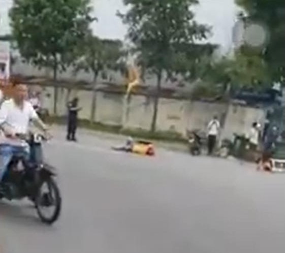 Người bị nạn nằm bất động trên đường. Ảnh chụp từ video.