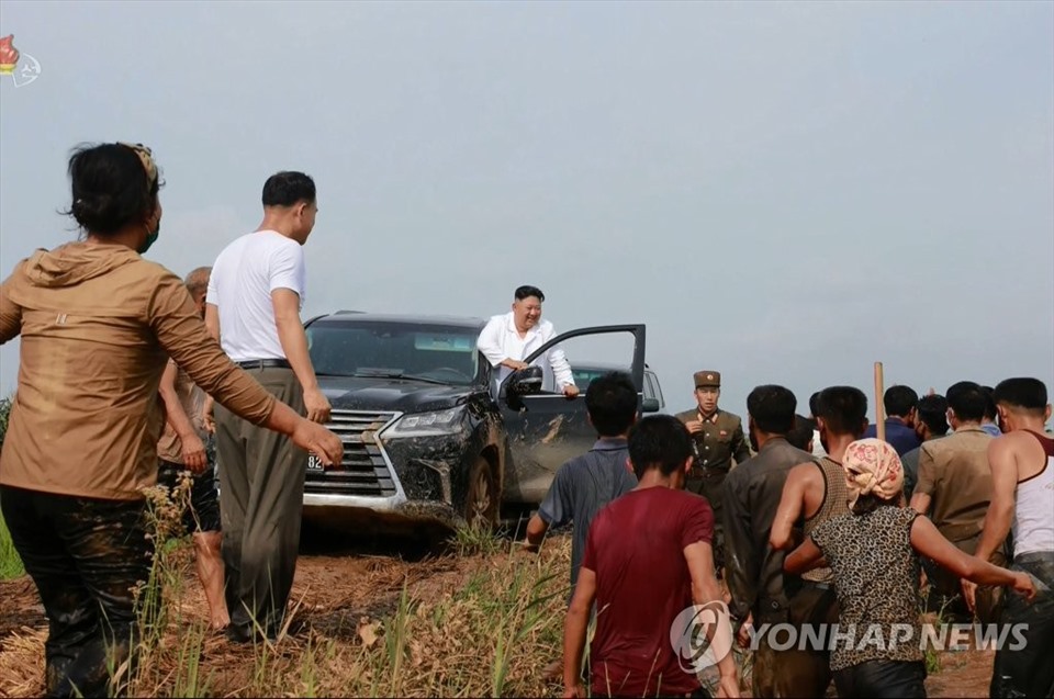 Ông Kim Jong-un được nhìn thấy bước ra khỏi ghế lái ô tô khi gặp người dân làng bị lũ lụt tàn phá ở Unpha, tỉnh Hwanghae Bắc, Triều Tiên. Bức ảnh được đài truyền hình Triều Tiên KCTV chụp hôm 7.8. Ảnh: Yonhap.