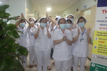 Cả trăm y, bác sĩ Bệnh viện đa khoa Đồng Nai vui mừng vì dỡ bỏ cách ly