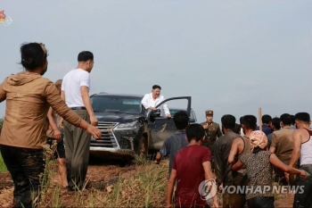 Ông Kim Jong-un đích thân lái xe thăm người dân vùng lũ lụt tại Triều Tiên
