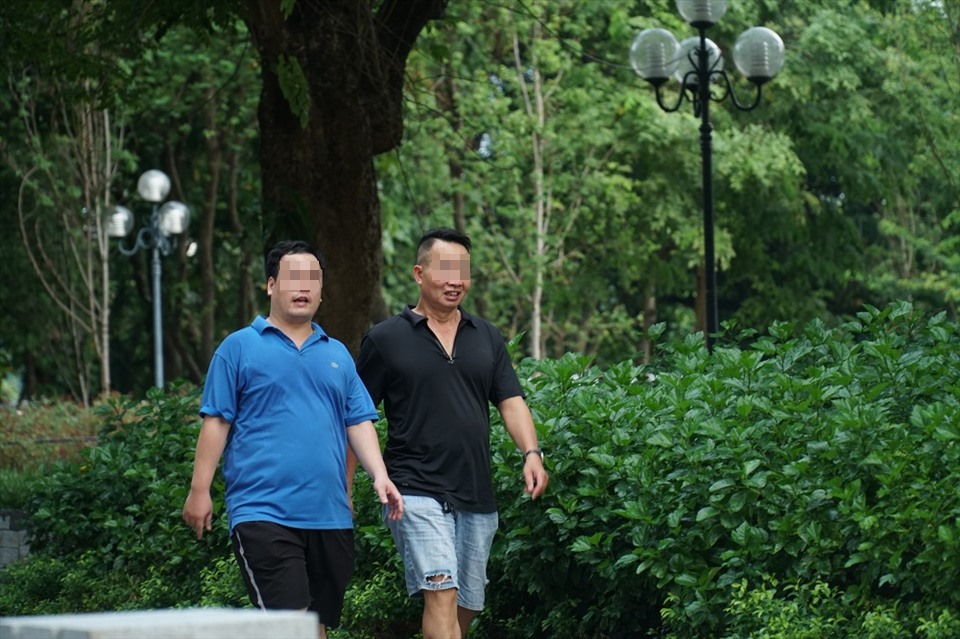 Tại phố đi bộ hồ Hoàn Kiếm (Hà Nội) rất nhiều người đến đây vui chơi, tập thể dục thể thao đều rất thản nhiên không đeo khẩu trang.