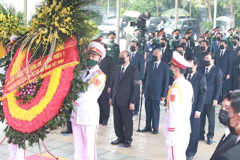 Đoàn Chính phủ nước CHXHCN Việt Nam do Ủy viên Bộ Chính trị, Thủ tướng Nguyễn Xuân Phúc làm trưởng đoàn vào viếng.