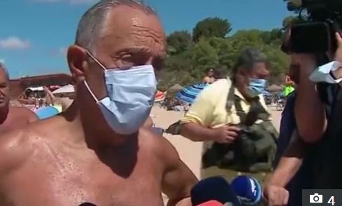 Tổng thống Rebelo de Sousa đang trao đổi với báo giới tại bãi biển Praia de Alvor khi nhận ra 2 du khách bị lật thuyền. Ảnh: RADIOTELEVISAO PORTUGUESA.