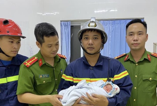 Hà Nội: Cảnh sát giải cứu bé trai sơ sinh bị bỏ rơi giữa khe tường - Ảnh 2