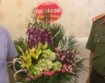 Một trường hợp nghi giả danh Cục Báo chí vào tặng hoa công an