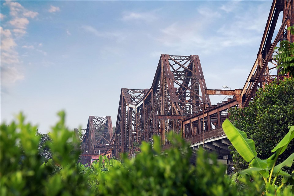 Cầu Long Biên được xây dựng năm 1899 và khánh thành năm 1902. Hơn 3.000 công nhân, kỹ sư, chuyên gia đã dùng đến 30.000m3 đá và kim loại để hoàn thành cây cầu. Cầu dài 2.290m qua sông và 896m cầu dẫn, gồm 19 nhịp dầm thép đặt trên 20 trụ cao hơn 40m kể cả móng. Thật thiếu sót khi nhắc đến Hà Nội nghìn năm văn hiến mà quên kể tên cây cầu Long Biên.