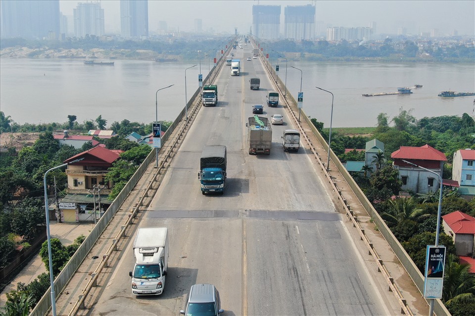 Cầu Thăng Long nằm trên địa phận phường Đông Ngạc, quận Bắc Từ Liêm, khởi công từ ngày 26.11.1974 và hoàn thành sau 11 năm xây dựng với sự giúp đỡ về kỹ thuật và công nghệ của các chuyên gia Trung Quốc và Liên bang Nga. Đây là cây cầu thứ 2 bắc qua sông Hồng trên địa phận Hà Nội sau cầu Long Biên đã quá tải tại thời điểm đó. Thăng Long là cây cầu duy nhất gồm 2 tầng. Phía dưới là làn đường dành cho tàu hỏa; làn xe máy, xe đạp rộng 11m. Tầng trên chỉ dành cho các phương tiện xe cơ giới. Cầu Thăng Long là cây cầu quan trọng kết nối vành đai 3 của Hà Nội qua sông Hồng, với lưu lượng các phương tiện vận tải rất lớn từ các tỉnh phía bắc về Hà Nội và ngược lại nên chất lượng mặt cầu xuống cấp trầm trọng. Hiện tại, mặt cầu Thăng Long đang trong quá trình sửa chữa.