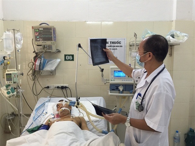 PGS.TS Đỗ Duy Cường thăm khám cho bệnh nhân điều trị tại Trung tâm bệnh nhiệt đới. Ảnh: BVCC