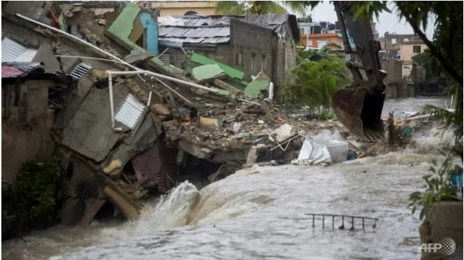 Nhà cửa đổ sập tại thủ đô Santo Domingo của Dominica khi cơn bão nhiệt đới Laura tàn phá khu vực. Ảnh: AFP