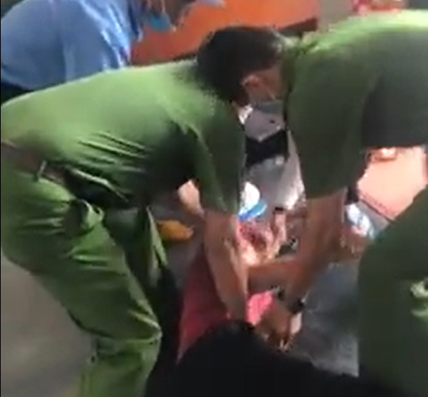 Bị cáo tự tử tại tòa được ngăn chặn kịp thời đưa đi cấp cứu. Ảnh: