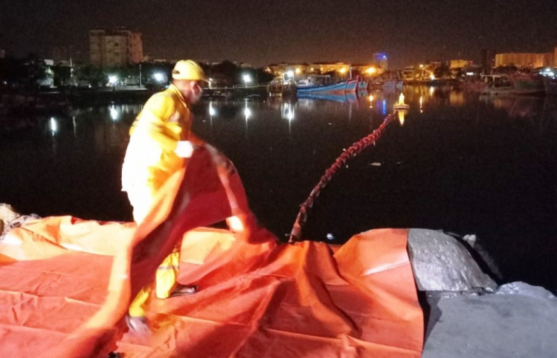Khẩn cấp xử lý sự cố tràn dầu do chìm tàu cá tại cảng cá Thọ Quang -1