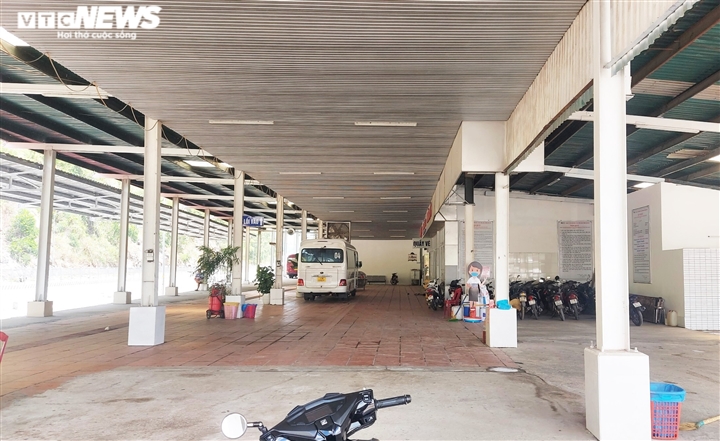Đoàn người từ TP.HCM về Huế đang bị kẹt tại Bắc hầm Hải Vân - 1