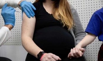 Mỹ kêu gọi phụ nữ mang thai tiêm vaccine ngừa COVID-19