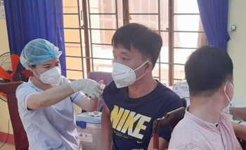 Người Trung Quốc làm việc ở Bình Phước vui mừng khi được tiêm vaccine phòng COVID-19