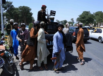 Taliban vác súng tới gõ cửa từng nhà dân, thúc giục đi làm trở lại
