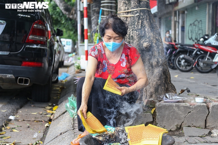 Ảnh: Vỉa hè, lòng đường Hà Nội nghi ngút khói ngày rằm tháng 7 - 11