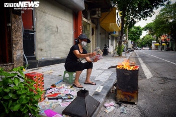 Ảnh: Vỉa hè, lòng đường Hà Nội nghi ngút khói ngày rằm tháng 7