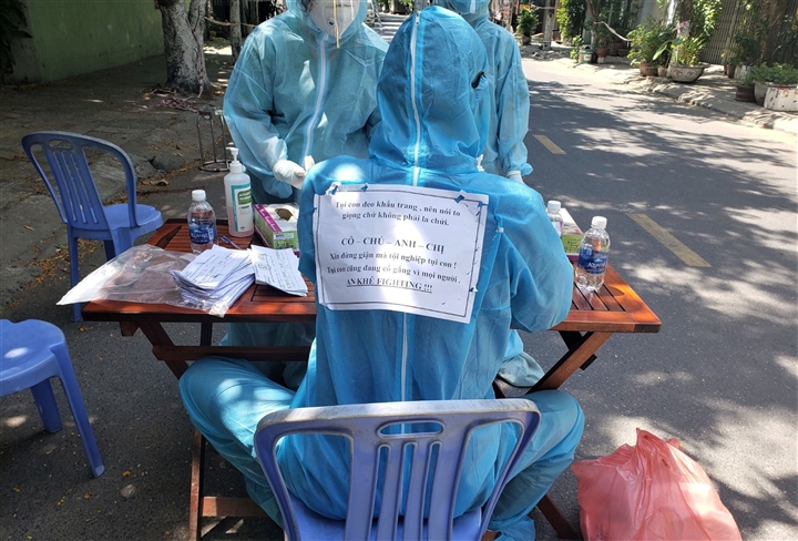 Thông điệp đáng yêu trên lưng nhân viên lấy mẫu xét nghiệm COVID-19 ở Đà Nẵng - 2