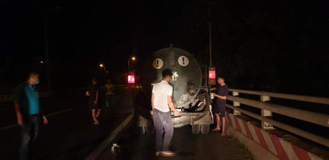 Bắt quả tang 2 xe bồn đổ trộm chất thải ra Đại lộ Thăng Long, Hà Nội - 1