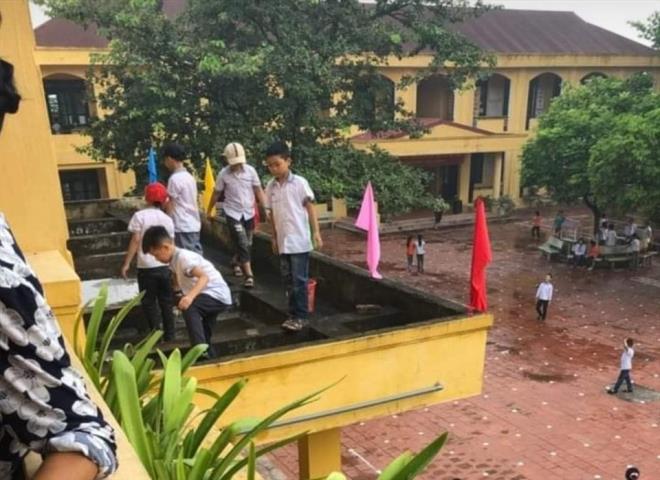 Để học sinh nhặt rác ngoài ban công, hiệu trưởng ở Bắc Giang bị kiểm điểm - 1