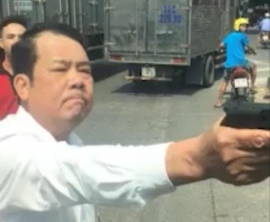 Vụ giám đốc công ty bảo vệ rút súng, dọa &quot;bắn vỡ sọ&quot; tài xế ở Bắc Ninh: Luật sư nói gì? - Ảnh 1