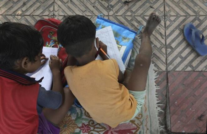 Trường học đóng cửa vì COVID-19, trẻ em nghèo Ấn Độ mở vở học giữa vỉa hè - 2