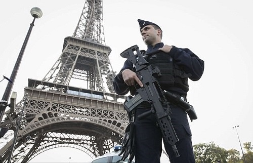 Tháp Eiffel bị dọa đánh bom, hàng trăm người đi sơ tán - Ảnh 1