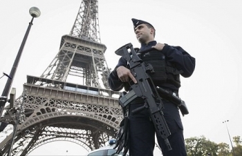 Tháp Eiffel bị dọa đánh bom, hàng trăm người đi sơ tán
