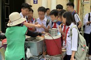 Thực phẩm bán rong tràn lan ngoài cổng trường, ai quản lý chất lượng?