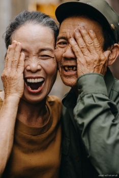 Cặp vợ chồng già gây sốt với bộ ảnh "ngọt như mật" ở Hội An