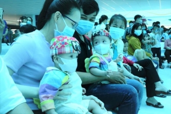Trúc Nhi - Diệu Nhi đón Trung thu cùng hàng trăm em nhỏ tại bệnh viện