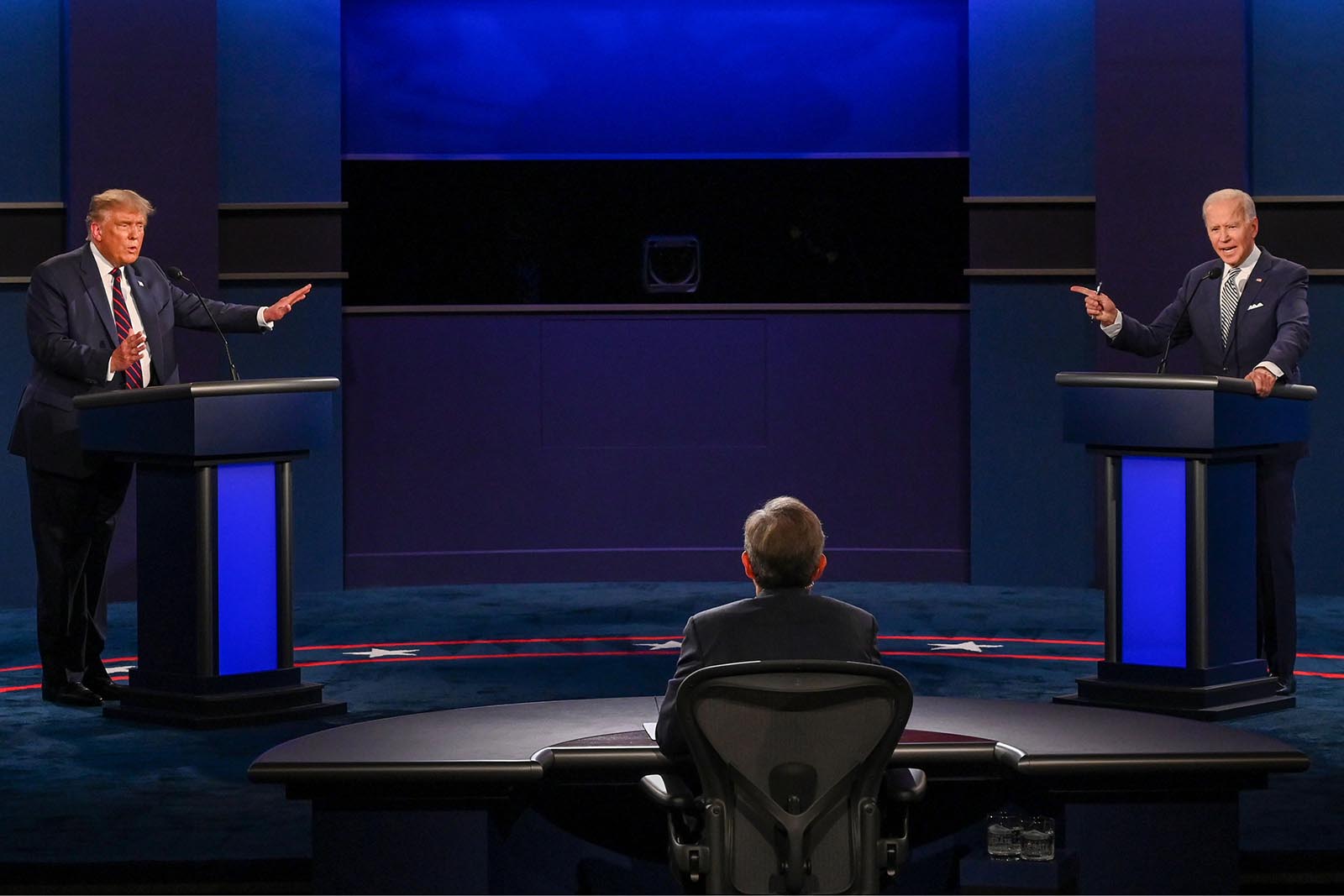 Twitter 'bùng nổ' sau màn tranh luận 'hỗn loạn' giữa hai ứng viên tổng thống Mỹ  - Ảnh 1