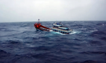 Cảnh sát biển kịp thời ứng cứu 2 tàu gặp nạn do bão số 5